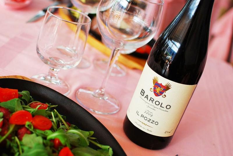 Barolo, bicchieri e insalata di rucola e pomodorini