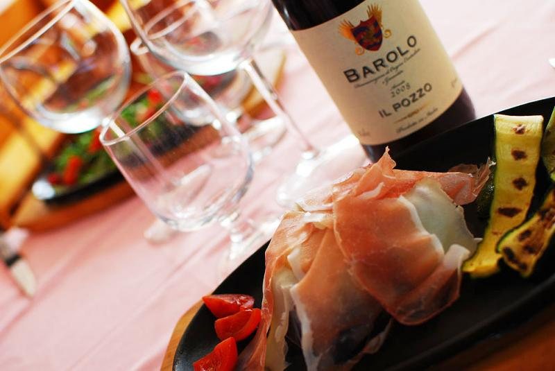 Prosciutto crudo e zucchine grigliate con un Barolo