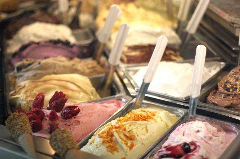 Vaschette di gelato con fragole, agrumi e frutti di bosco