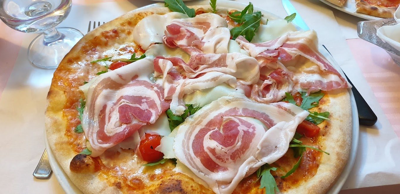 Pizza con prosciutto crudo, mozzarella e rucola
