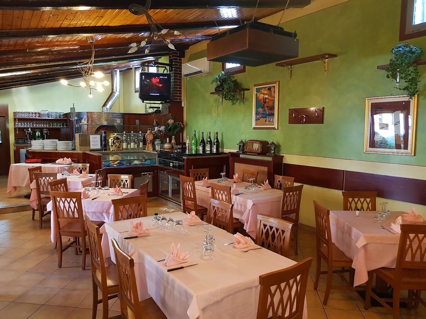La sala con il forno a legna e il bancone