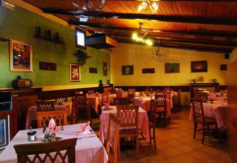 Sala con pareti verdi e gialle