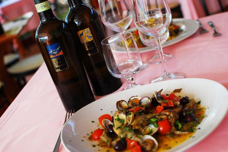 Vongole con pomodorini e olive